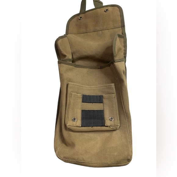 Army style canvas bag with adjustable strap and compartments. - Picture 5 of 7